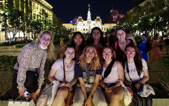 國際遊客遊覽本市並在阮慧步行街留影。（ 示意圖源：VNE）