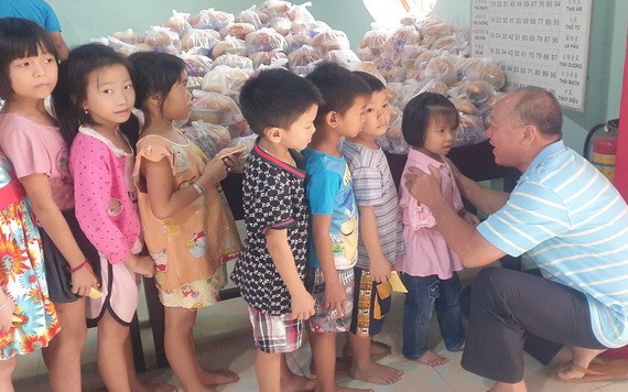 芽莊廣東會館每月兩次派慈善素食給窮人。