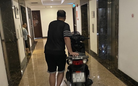 住在Sunrise City Central公寓的國英兄因連續被盜摩托車，只好將車子送到自己的住戶單位存放。