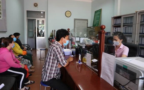 第十一郡社會政策銀行協助貧戶貸款經營。