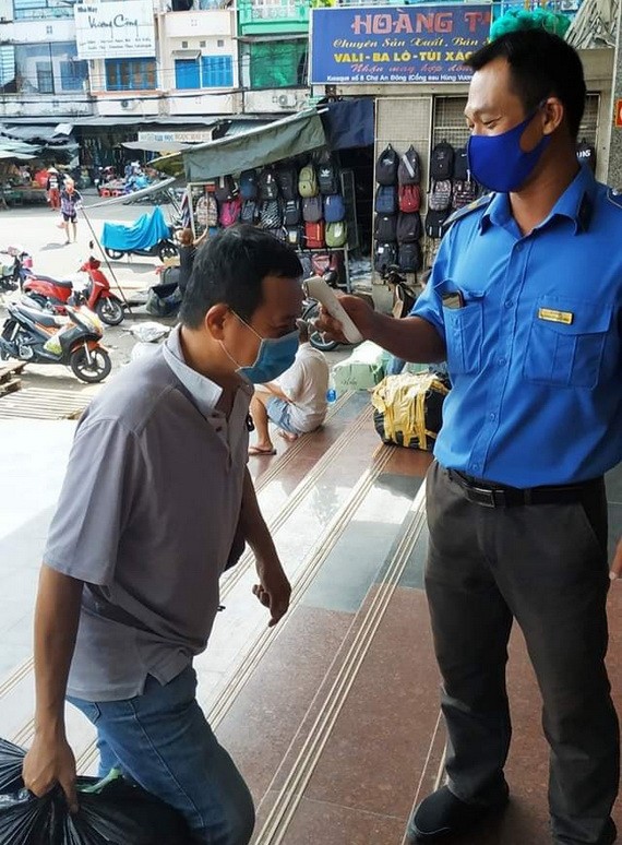 安東市場的管委會昨日起開始在各大門展開防疫工作，給商販及消費者量體溫。