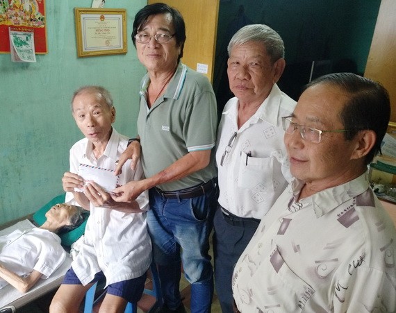 何冠忠理事長把眾理監事和宗親募集的善款共1800 萬元親交何潤樓宗親。