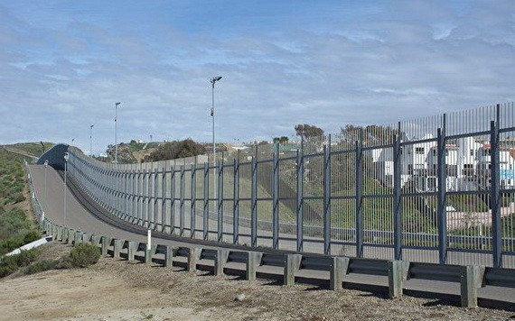 圖為美國加州聖地亞哥圣西卓美墨邊境牆。牆右邊是墨西哥，左邊是聖地亞哥。（圖源：互聯網）