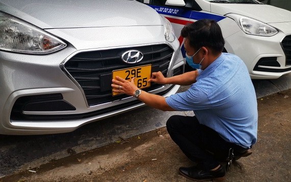 營運車輛開始更換黃底黑字車牌。（圖源：進源）