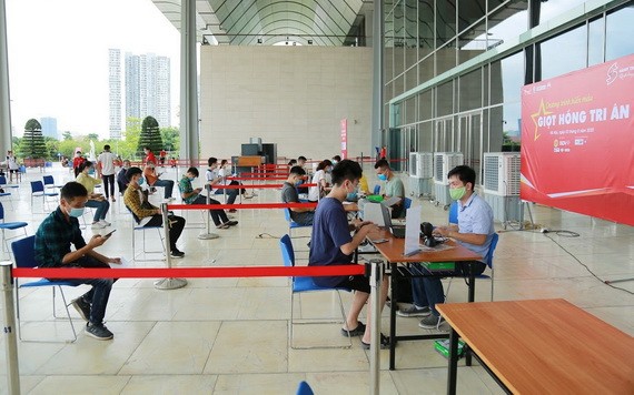 志願捐血者嚴格按照“保持安全距離、全程戴口罩”的流程進行登記捐血救人奉獻愛心。（圖源：張姮）