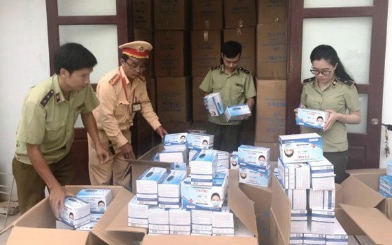 被扣留的來歷不明醫用口罩。（圖源：黃福）