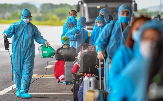 從歐洲和非洲撤回的我國公民下機時接受噴灑消毒。（圖源：安然）