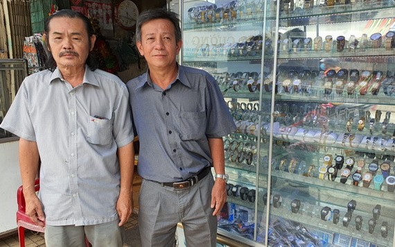 張強、張豪（右）兄弟一同打理鐘錶店。