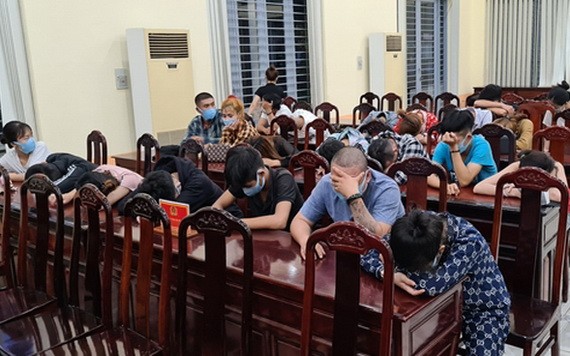 被扣留的 23 名癮君子。（圖源：警方提供）