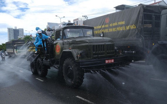 國防部化工兵種專用車在山茶郡醫療中心集合並按計劃消毒各條馬路。（圖源：TTO）