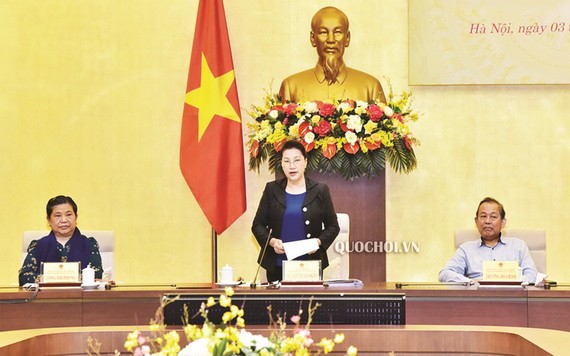 黨中央政治局委員、國會主席、國家選舉委員會主席阮氏金銀（中）主持會議。（圖源：Quochoi.vn）