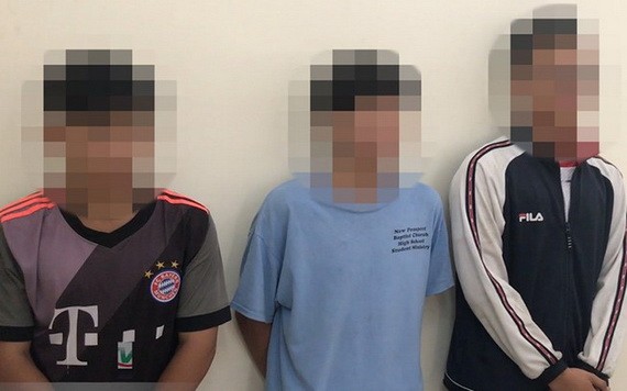3名15歲少年直接將油漆、蝦醬潑向咖啡館。