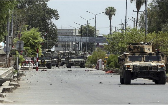 阿富汗東部城市的一所監獄遭IS襲擊，超過20人死亡，多名囚犯趁機脫逃，阿國軍警出動大批車輛增援。（圖源：AP）