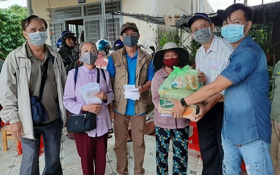 慈善團向當地貧困家庭贈送禮物。