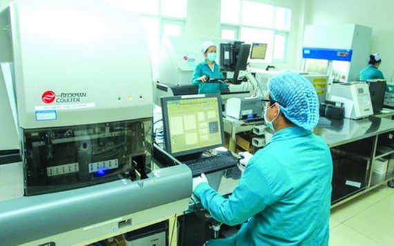 醫療單位檢測新冠病毒。（圖源：田升）