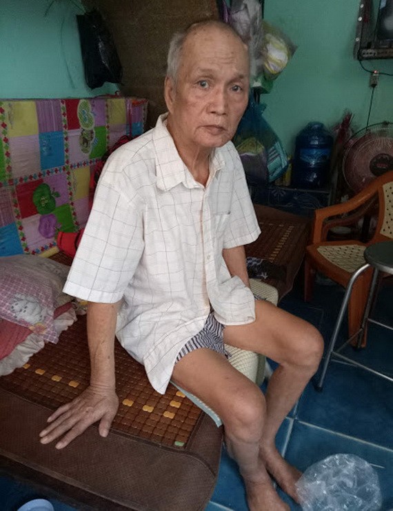 在妻子的幫助下，蘇明才能坐起身。