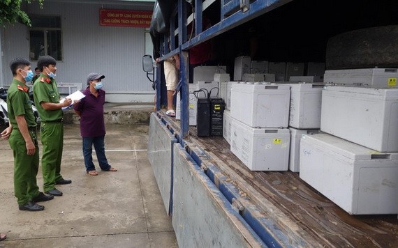 職能力量查獲並扣留一輛運載二手蓄電池的卡車。（圖源：金河）