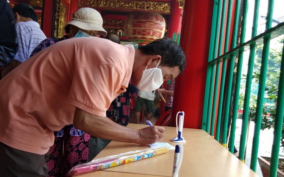 溫陵會館(觀音廟)讓善信填寫資料表格。