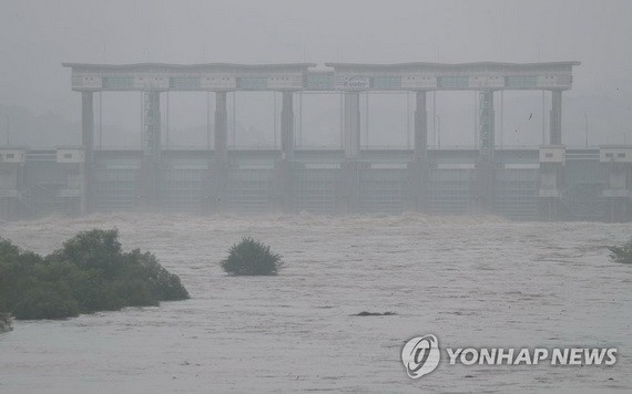 8月5日，臨津江水位攀升。（圖源：韓聯社）
