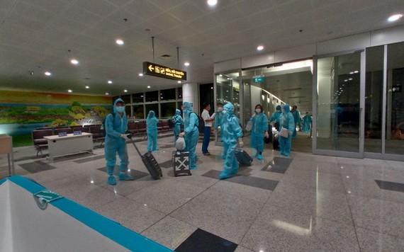 從美國德克薩斯州休士頓市運載近350名越南公民的越航編號VN2航班昨(6)日上午安全降落內牌國際機場。（圖源：VNA）