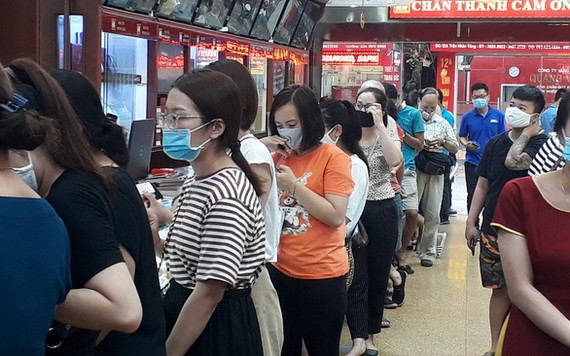 不少人已把此前買入的黃金趁著昨天下午金價突然高漲紛紛賣出。（圖源：耀基）