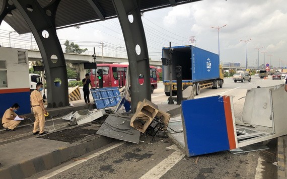 該收費亭完全被砸碎。（圖源：民智）