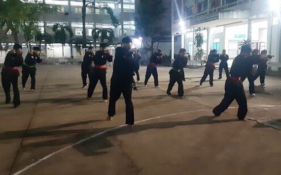 年輕人晚間在師大宿舍裡習武。