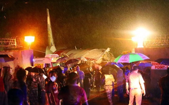 救援和應急人員在事故現場工作。（圖源：互聯網）