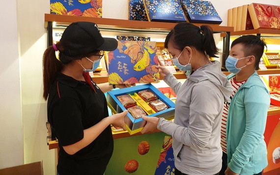 大發餅家員工向顧客介紹新款月餅禮盒。