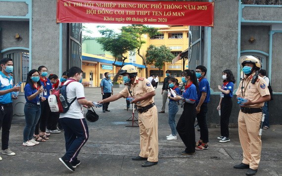 交警為考生送水接力。（圖源：市公安廳）