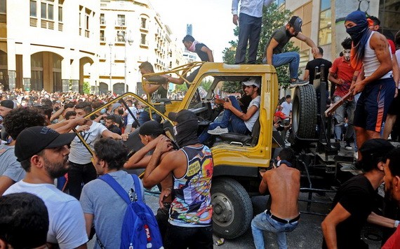 在黎巴嫩首都貝魯特，示威者破壞一輛吊車。（圖源：新華社）