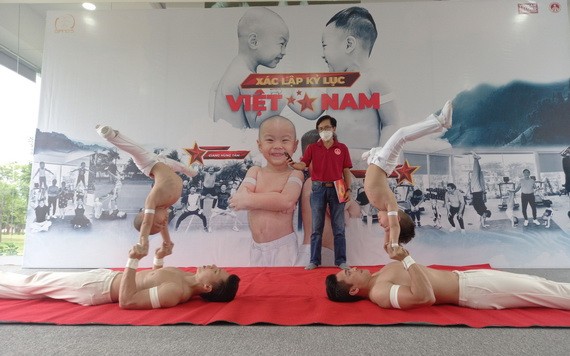 從3歲起， 偉林、雄心已獲得培訓，經一年的苦練，兩個小紀錄家終於練成功，可在爸爸的手上平穩倒立。