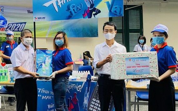 市大中學生輔助中心與天龍集團代表向志願大生贈送禮物。