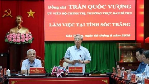 黨中央書記處常務書記陳國旺（中）在會上致詞。（圖源：越通社）