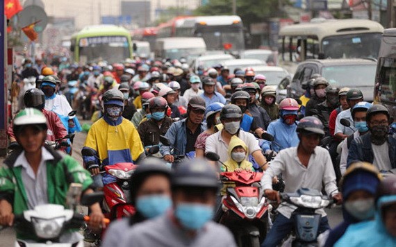假節日，途徑平政縣的1號國道路段車子排長龍。