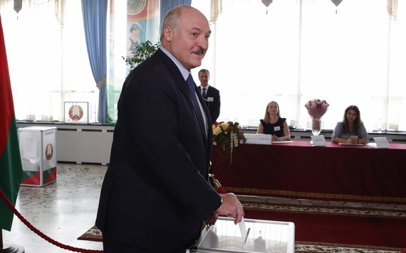 8月9日，在白俄羅斯首都明斯克的一個投票站，盧卡申科參加總統選舉投票。（圖源：新華社）