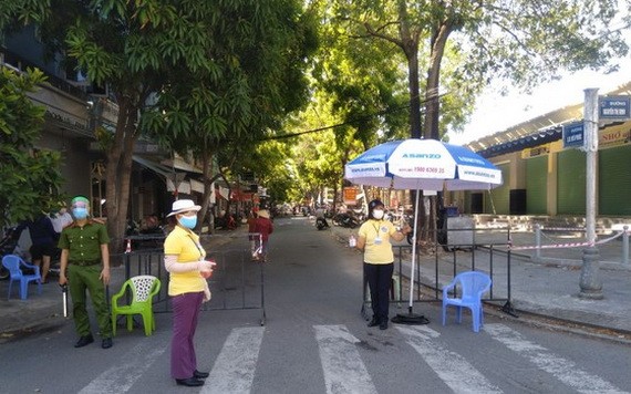 圖為峴港市山茶郡地方政權在安海北街市門前所設的一個檢查站。（圖源：春瓊）