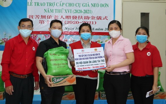 郡紅十字會正副主席與溫陵會館理事轉交善款予第十坊紅十字會代表，以上門 派發給長者。