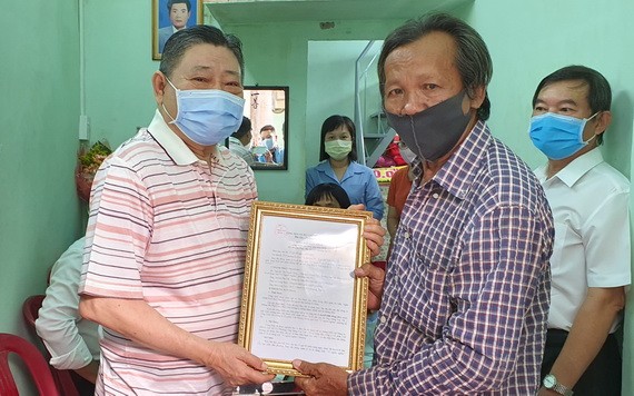 杭慰瑤先生(左)將溫情屋修建證書轉交黃富家庭。