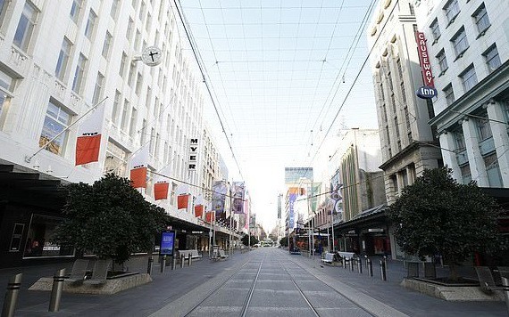 墨爾本伯克街購物中心疫情期間清冷無人。（圖源：互聯網）