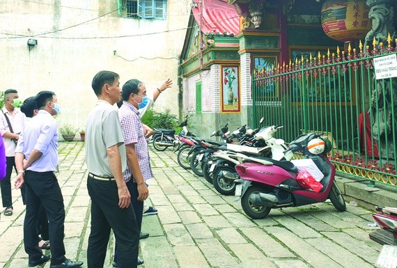 霞漳會館理事與各有關部門研究維修工程。