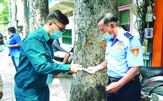 第五郡第三坊越南祖國陣線委員會、婦女會、共青團於昨(11)日展開一系列提示居民加強防疫活動。