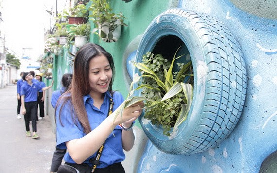 志願者碧鳳仔細照料工程內的盆栽。