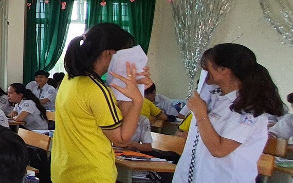 年輕人容易受到心理創傷，因此須有朋友聆聽心聲以一起克服困難。