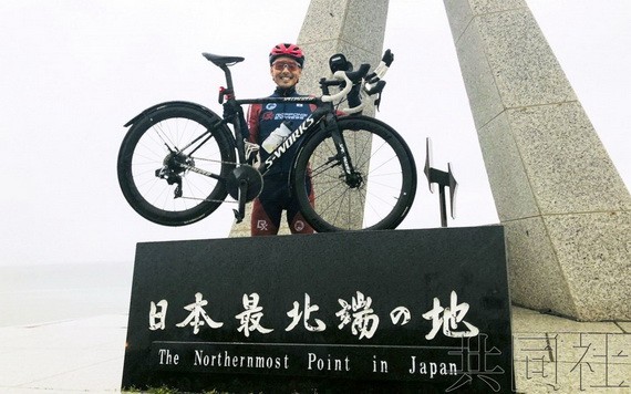 東京都目黑區的高岡亮寬(42歲)耗時6天13小時28分鐘，用公路自行車從九州最南端的鹿兒島縣佐多岬騎行約2600公里抵達北海道最北端宗谷岬。（圖源：共同社）