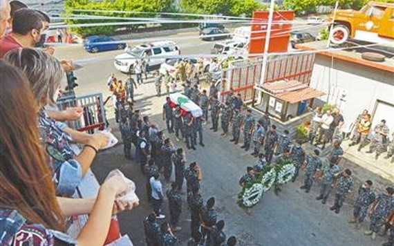 8月11日，數百民眾聚集在貝魯特港口附近參加悼念活動。（圖源：互聯網）