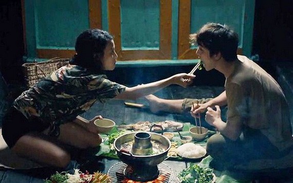 《他端魚，她嘗花》片中的場景。