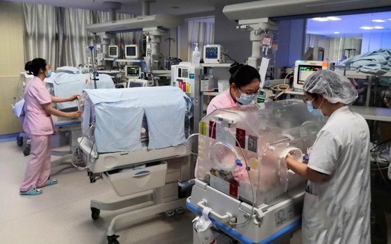 四胞胎因早產發育不成熟，出生後被轉入新生兒病室。（圖源：互聯網）