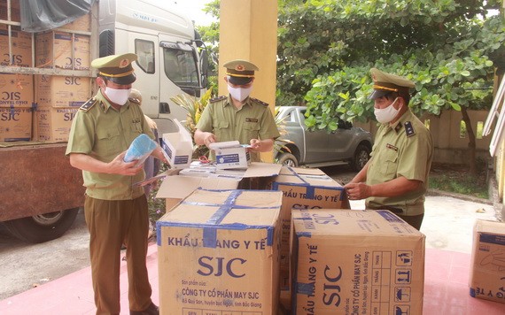 職能力量查獲並扣留的無單據醫用口罩。（圖源：進達）