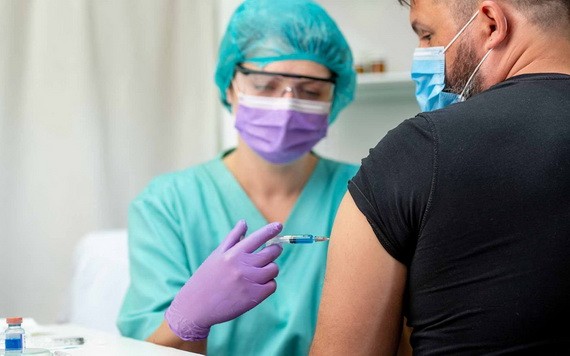 醫護人員正接種疫苗。（圖源：互聯網）